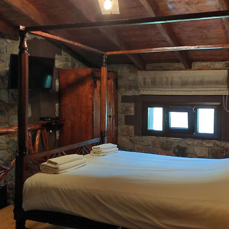Oneiropagidasuites Kalavryta Quarto foto