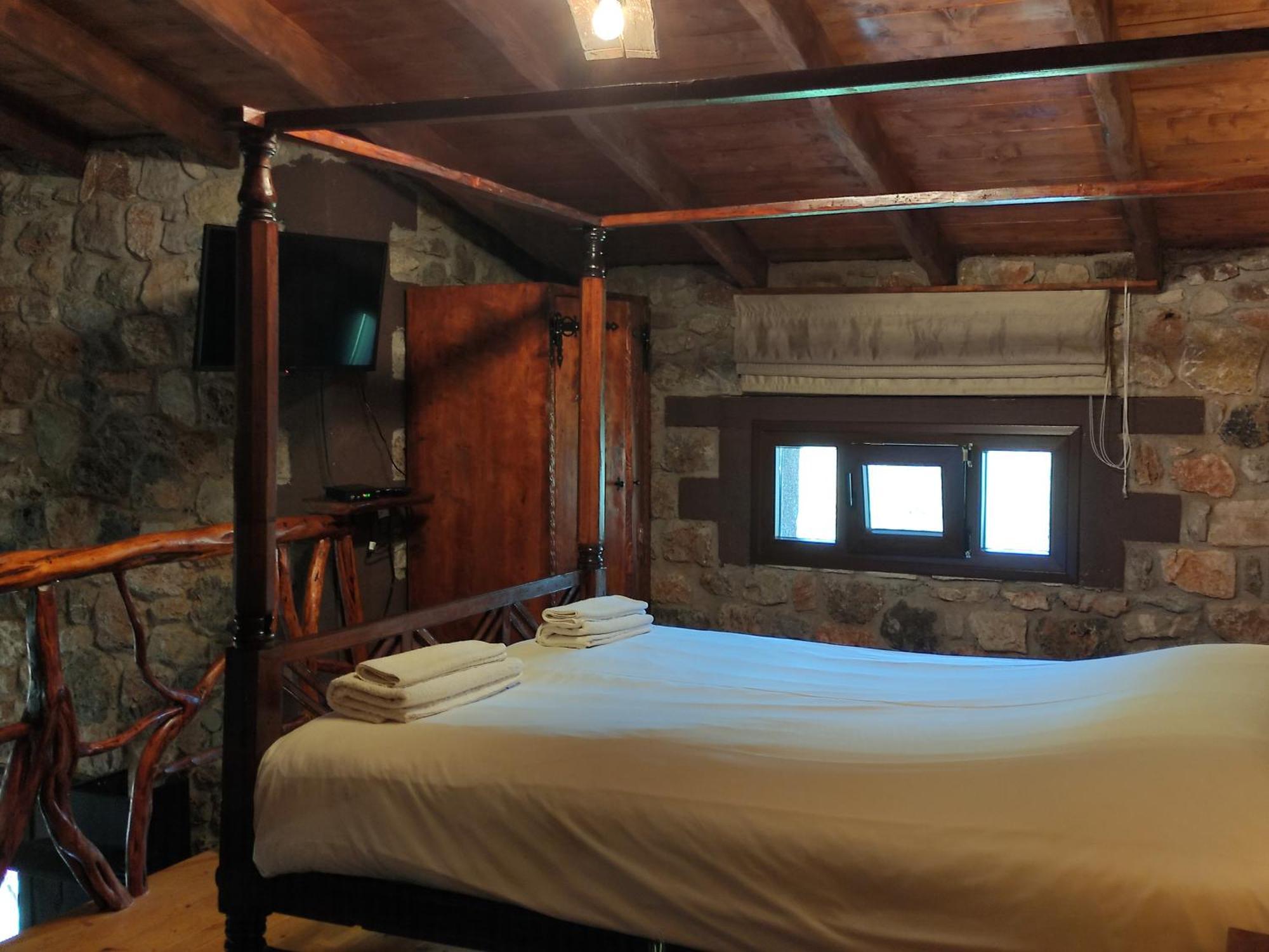Oneiropagidasuites Kalavryta Quarto foto