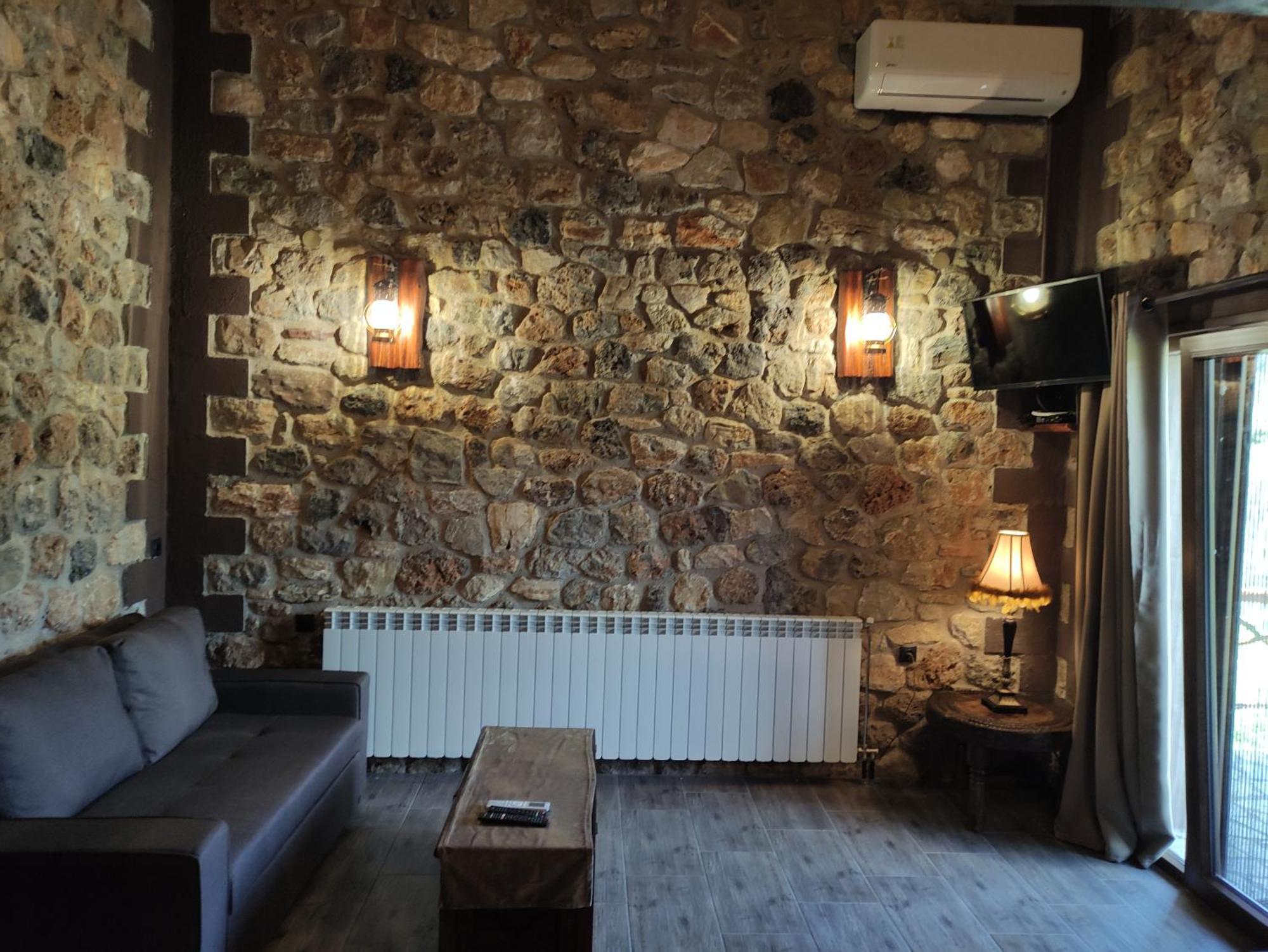 Oneiropagidasuites Kalavryta Quarto foto